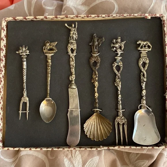 Shoppers Around The World “Candlelight Silver” w original box and paper. - Picture 12 of 12